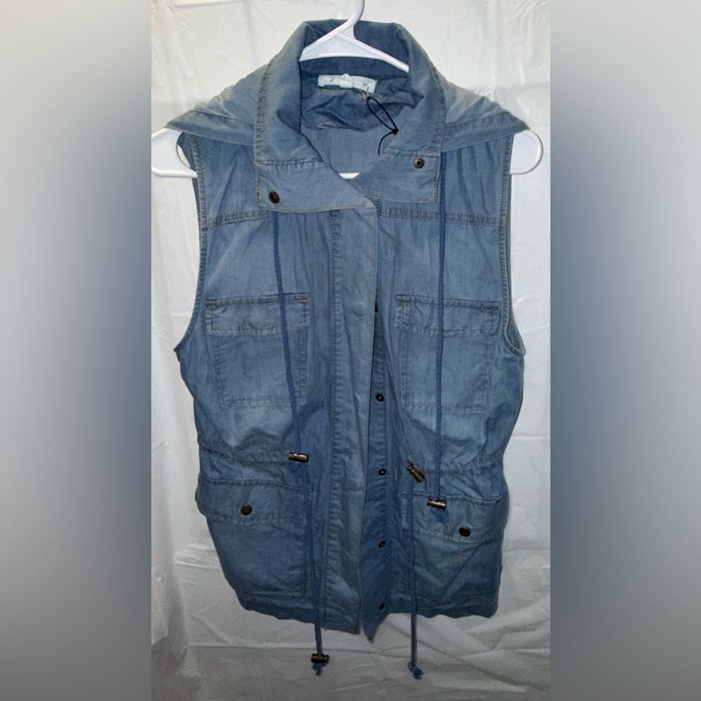 Women’s Love Tree Size Small Blue Denim Sleeveless Hooded Button Vest Small NEW
